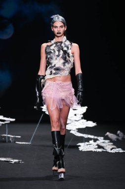 İspanya 'nın 18 Şubat 2023 tarihinde Madrid' de Mercedes Benz Moda Haftası Madrid 'de EVADE Ev Tasarımı ile geçit töreni düzenlendi.