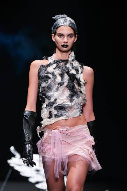 İspanya 'nın 18 Şubat 2023 tarihinde Madrid' de Mercedes Benz Moda Haftası Madrid 'de EVADE Ev Tasarımı ile geçit töreni düzenlendi.