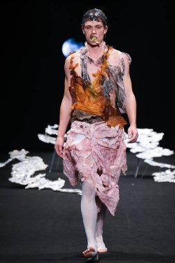 İspanya 'nın 18 Şubat 2023 tarihinde Madrid' de Mercedes Benz Moda Haftası Madrid 'de EVADE Ev Tasarımı ile geçit töreni düzenlendi.