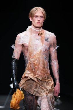 İspanya 'nın 18 Şubat 2023 tarihinde Madrid' de Mercedes Benz Moda Haftası Madrid 'de EVADE Ev Tasarımı ile geçit töreni düzenlendi.