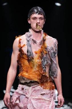 İspanya 'nın 18 Şubat 2023 tarihinde Madrid' de Mercedes Benz Moda Haftası Madrid 'de EVADE Ev Tasarımı ile geçit töreni düzenlendi.