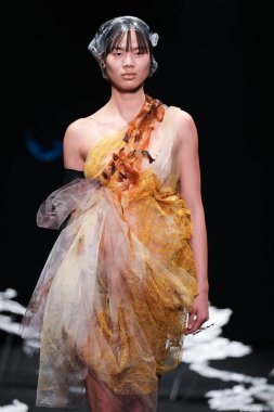 İspanya 'nın 18 Şubat 2023 tarihinde Madrid' de Mercedes Benz Moda Haftası Madrid 'de EVADE Ev Tasarımı ile geçit töreni düzenlendi.