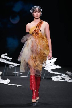 İspanya 'nın 18 Şubat 2023 tarihinde Madrid' de Mercedes Benz Moda Haftası Madrid 'de EVADE Ev Tasarımı ile geçit töreni düzenlendi.