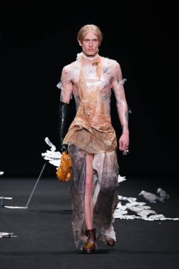 İspanya 'nın 18 Şubat 2023 tarihinde Madrid' de Mercedes Benz Moda Haftası Madrid 'de EVADE Ev Tasarımı ile geçit töreni düzenlendi.