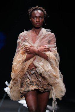 İspanya 'nın 18 Şubat 2023 tarihinde Madrid' de Mercedes Benz Moda Haftası Madrid 'de EVADE Ev Tasarımı ile geçit töreni düzenlendi.