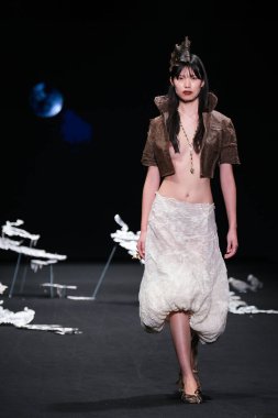 İspanya 'nın 18 Şubat 2023 tarihinde Madrid' de Mercedes Benz Moda Haftası Madrid 'de EVADE Ev Tasarımı ile geçit töreni düzenlendi.