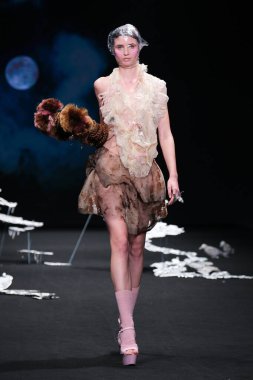 İspanya 'nın 18 Şubat 2023 tarihinde Madrid' de Mercedes Benz Moda Haftası Madrid 'de EVADE Ev Tasarımı ile geçit töreni düzenlendi.