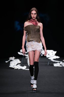 İspanya 'nın 18 Şubat 2023 tarihinde Madrid' de Mercedes Benz Moda Haftası Madrid 'de EVADE Ev Tasarımı ile geçit töreni düzenlendi.