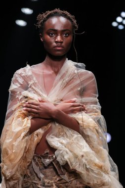 İspanya 'nın 18 Şubat 2023 tarihinde Madrid' de Mercedes Benz Moda Haftası Madrid 'de EVADE Ev Tasarımı ile geçit töreni düzenlendi.