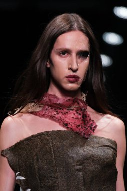 İspanya 'nın 18 Şubat 2023 tarihinde Madrid' de Mercedes Benz Moda Haftası Madrid 'de EVADE Ev Tasarımı ile geçit töreni düzenlendi.