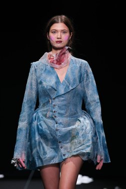 İspanya 'nın 18 Şubat 2023 tarihinde Madrid' de Mercedes Benz Moda Haftası Madrid 'de EVADE Ev Tasarımı ile geçit töreni düzenlendi.