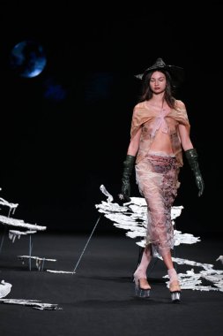 İspanya 'nın 18 Şubat 2023 tarihinde Madrid' de Mercedes Benz Moda Haftası Madrid 'de EVADE Ev Tasarımı ile geçit töreni düzenlendi.