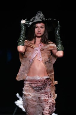 İspanya 'nın 18 Şubat 2023 tarihinde Madrid' de Mercedes Benz Moda Haftası Madrid 'de EVADE Ev Tasarımı ile geçit töreni düzenlendi.