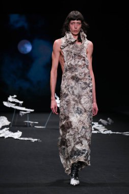 İspanya 'nın 18 Şubat 2023 tarihinde Madrid' de Mercedes Benz Moda Haftası Madrid 'de EVADE Ev Tasarımı ile geçit töreni düzenlendi.