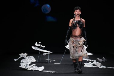 İspanya 'nın 18 Şubat 2023 tarihinde Madrid' de Mercedes Benz Moda Haftası Madrid 'de EVADE Ev Tasarımı ile geçit töreni düzenlendi.