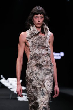 İspanya 'nın 18 Şubat 2023 tarihinde Madrid' de Mercedes Benz Moda Haftası Madrid 'de EVADE Ev Tasarımı ile geçit töreni düzenlendi.