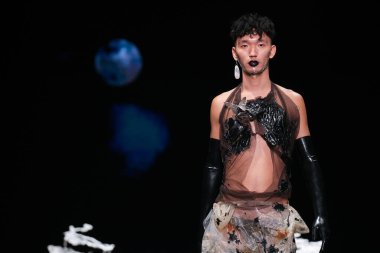 İspanya 'nın 18 Şubat 2023 tarihinde Madrid' de Mercedes Benz Moda Haftası Madrid 'de EVADE Ev Tasarımı ile geçit töreni düzenlendi.