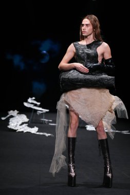 İspanya 'nın 18 Şubat 2023 tarihinde Madrid' de Mercedes Benz Moda Haftası Madrid 'de EVADE Ev Tasarımı ile geçit töreni düzenlendi.