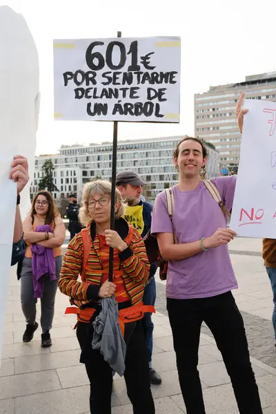 20 Şubat 2024 'te Madrid' deki Plaza de Colon 'da basın yasası ve polis baskısı karşıtı bir gösteri sırasında protestocular. İspanya