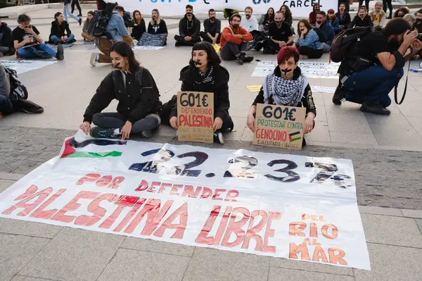 20 Şubat 2024 'te Madrid' deki Plaza de Colon 'da basın yasası ve polis baskısı karşıtı bir gösteri sırasında protestocular. İspanya