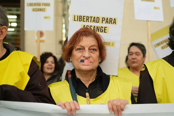 ウィキリークスの創設者ジュリアン アサンジを支援するデモ参加者は 2024年2月20日にマドリードの米国大使館前でデモを行った スペイン — ストック写真
