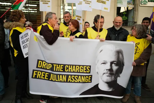 Protesters Demonstration Support Wikileaks Founder Julian Assange Front Embassy Madrid — Stock Photo, Image