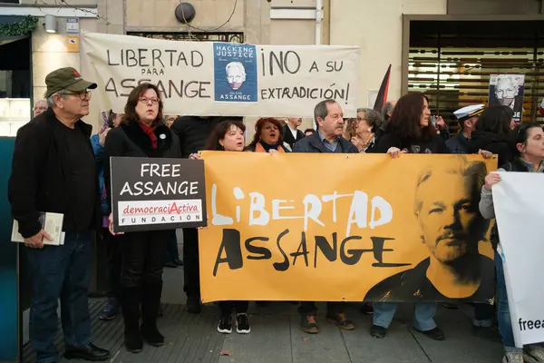 20 Şubat 2024 'te Wikileaks' in kurucusu Julian Assange 'ı destekleyen bir gösteri sırasında Madrid' deki ABD büyükelçiliği önünde protestocular. İspanya