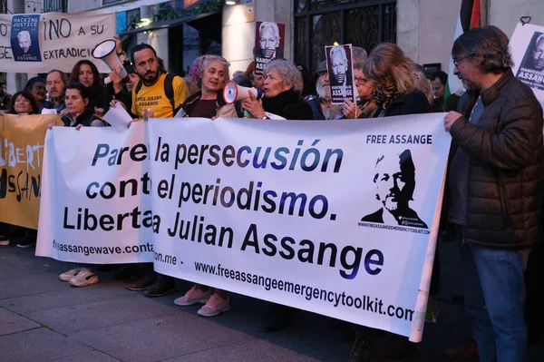 20 Şubat 2024 'te Wikileaks' in kurucusu Julian Assange 'ı destekleyen bir gösteri sırasında Madrid' deki ABD büyükelçiliği önünde protestocular. İspanya
