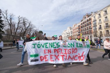 Protestocular, çiftçilerin 21 Şubat 2024 'te Madrid' deki Avrupa tarım politikasını kınamak için düzenledikleri protesto sırasında Puerta de Alcal önünde traktörlerle geliyorlar. İspanya