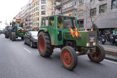 Protestocular, çiftçilerin 21 Şubat 2024 'te Madrid' deki Avrupa tarım politikasını kınamak için düzenledikleri protesto sırasında Puerta de Alcal önünde traktörlerle geliyorlar. İspanya