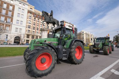 Protestocular, çiftçilerin 21 Şubat 2024 'te Madrid' deki Avrupa tarım politikasını kınamak için düzenledikleri protesto sırasında Puerta de Alcal önünde traktörlerle geliyorlar. İspanya