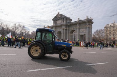 Protestocular, çiftçilerin 21 Şubat 2024 'te Madrid' deki Avrupa tarım politikasını kınamak için düzenledikleri protesto sırasında Puerta de Alcal önünde traktörlerle geliyorlar. İspanya