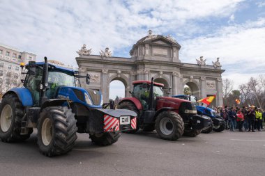 Protestocular, çiftçilerin 21 Şubat 2024 'te Madrid' deki Avrupa tarım politikasını kınamak için düzenledikleri protesto sırasında Puerta de Alcal önünde traktörlerle geliyorlar. İspanya