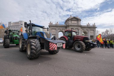 Protestocular, çiftçilerin 21 Şubat 2024 'te Madrid' deki Avrupa tarım politikasını kınamak için düzenledikleri protesto sırasında Puerta de Alcal önünde traktörlerle geliyorlar. İspanya