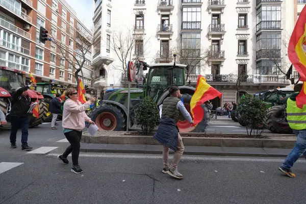 Manifestantes Llegan Tractores Frente Puerta Alcal Durante Una Protesta Campesina —  Fotos de Stock