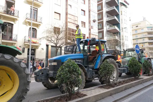 Protestocular, çiftçilerin 21 Şubat 2024 'te Madrid' deki Avrupa tarım politikasını kınamak için düzenledikleri protesto sırasında Puerta de Alcal önünde traktörlerle geliyorlar. İspanya