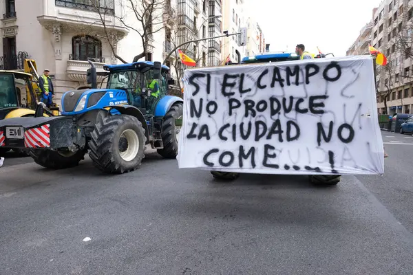 Protestující Přijíždějí Traktorech Před Puerta Alcal Během Protestu Zemědělců Proti — Stock fotografie