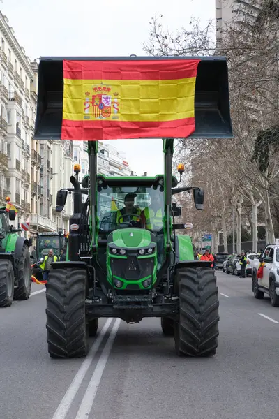 2024年2月21日 在马德里举行的抗议欧洲农业政策的农民抗议活动中 抗议者乘坐拖拉机来到Puerta Alcal门前 西班牙 — 图库照片