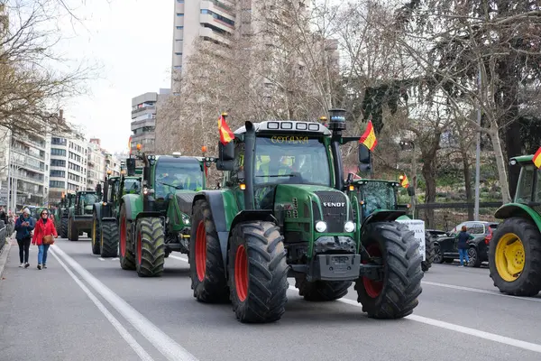 抗議者は2024年2月21日にマドリードのヨーロッパの農業政策を非難する農民の抗議の間にプエルタ アルカルの前にトラクターに到着する スペイン — ストック写真