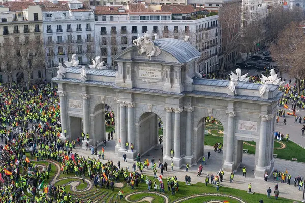 2024年2月21日 在马德里举行的抗议欧洲农业政策的农民抗议活动中 抗议者乘坐拖拉机来到Puerta Alcal门前 西班牙 — 图库照片