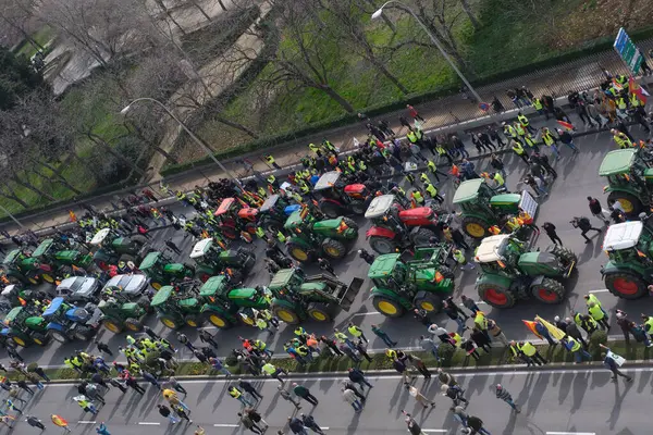 抗議者は2024年2月21日にマドリードのヨーロッパの農業政策を非難する農民の抗議の間にプエルタ アルカルの前にトラクターに到着する スペイン — ストック写真