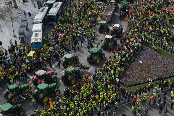 Протестующие Прибывают Тракторах Перед Пуэрта Алькаль Время Протеста Фермеров Против — стоковое фото