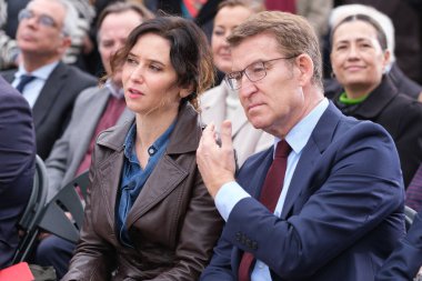 Isabel Diaz Ayuso ve Alberto Nunez Feijoo, İspanya 'nın Madrid şehrinde 22 Şubat 2024 tarihinde, Madrid Anayasası Anıtı' nda 'İspanyollar arasında Eşitlik Yolu' eylemi sırasında,.