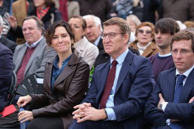 Isabel Diaz Ayuso ve Alberto Nunez Feijoo, İspanya 'nın Madrid şehrinde 22 Şubat 2024 tarihinde, Madrid Anayasası Anıtı' nda 'İspanyollar arasında Eşitlik Yolu' eylemi sırasında,.