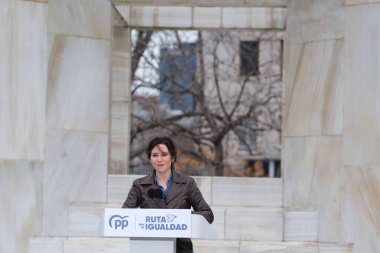 Isabel Diaz Ayuso ve Alberto Nunez Feijoo, İspanya 'nın Madrid şehrinde 22 Şubat 2024 tarihinde, Madrid Anayasası Anıtı' nda 'İspanyollar arasında Eşitlik Yolu' eylemi sırasında,.