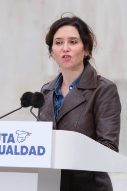 Isabel Diaz Ayuso ve Alberto Nunez Feijoo, İspanya 'nın Madrid şehrinde 22 Şubat 2024 tarihinde, Madrid Anayasası Anıtı' nda 'İspanyollar arasında Eşitlik Yolu' eylemi sırasında,.