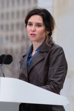 Isabel Diaz Ayuso ve Alberto Nunez Feijoo, İspanya 'nın Madrid şehrinde 22 Şubat 2024 tarihinde, Madrid Anayasası Anıtı' nda 'İspanyollar arasında Eşitlik Yolu' eylemi sırasında,.