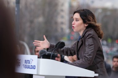 Isabel Diaz Ayuso ve Alberto Nunez Feijoo, İspanya 'nın Madrid şehrinde 22 Şubat 2024 tarihinde, Madrid Anayasası Anıtı' nda 'İspanyollar arasında Eşitlik Yolu' eylemi sırasında,.