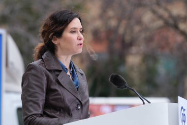 Isabel Diaz Ayuso ve Alberto Nunez Feijoo, İspanya 'nın Madrid şehrinde 22 Şubat 2024 tarihinde, Madrid Anayasası Anıtı' nda 'İspanyollar arasında Eşitlik Yolu' eylemi sırasında,.