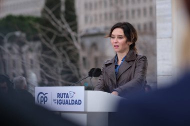 Isabel Diaz Ayuso ve Alberto Nunez Feijoo, İspanya 'nın Madrid şehrinde 22 Şubat 2024 tarihinde, Madrid Anayasası Anıtı' nda 'İspanyollar arasında Eşitlik Yolu' eylemi sırasında,.